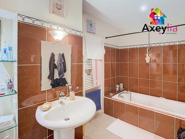 Saint-Bonnet-des-Quarts (42310) A VENDRE - A 25 KM DE ROANNE - MAISON EN PIERRES SUR TERRAIN AVEC PISCINE ET JARDIN