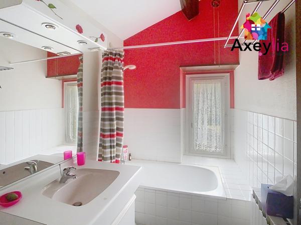 Saint-Bonnet-des-Quarts (42310) A VENDRE - A 25 KM DE ROANNE - MAISON EN PIERRES SUR TERRAIN AVEC PISCINE ET JARDIN