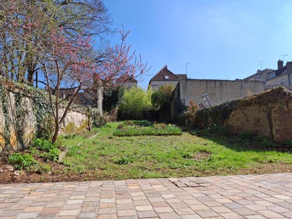 Maison de ville à vendre à Nogent-le-Rotrou dans l'Eure-et-Loir (28400), ref : NOG 989