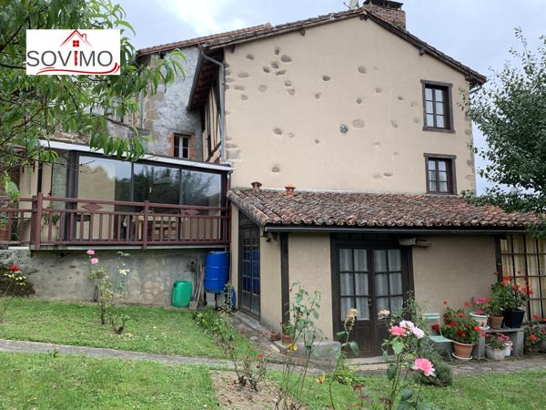 SUR LES HAUTEURS DE LA VILLE, CADRE AGRÉABLE, MAISON MÉDIÉVALE EN PIERRE AVEC GARAGE ET JARDIN