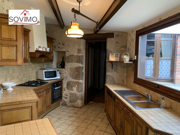 SUR LES HAUTEURS DE LA VILLE, CADRE AGRÉABLE, MAISON MÉDIÉVALE EN PIERRE AVEC GARAGE ET JARDIN
