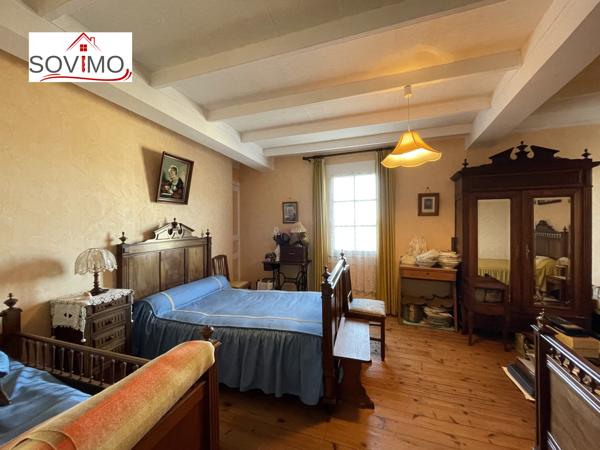 SUR LES HAUTEURS DE LA VILLE, CADRE AGRÉABLE, MAISON MÉDIÉVALE EN PIERRE AVEC GARAGE ET JARDIN