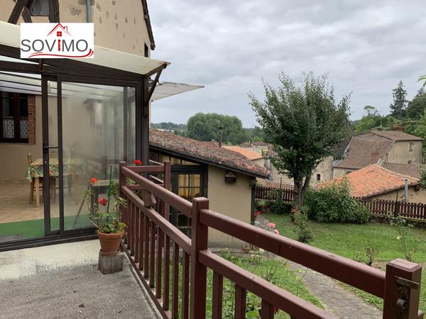 SUR LES HAUTEURS DE LA VILLE, CADRE AGRÉABLE, MAISON MÉDIÉVALE EN PIERRE AVEC GARAGE ET JARDIN