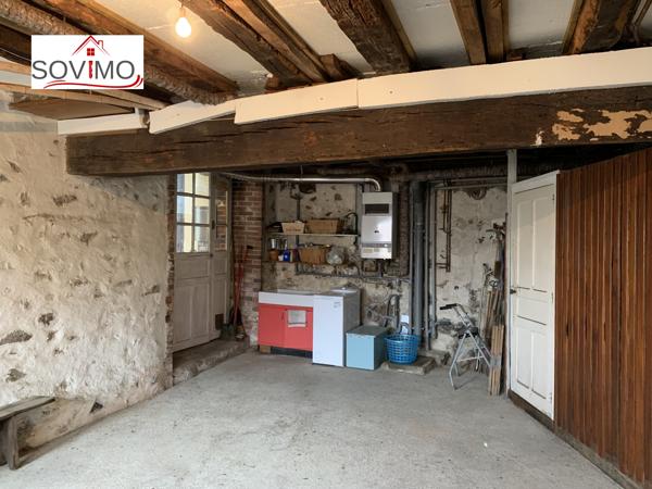 SUR LES HAUTEURS DE LA VILLE, CADRE AGRÉABLE, MAISON MÉDIÉVALE EN PIERRE AVEC GARAGE ET JARDIN
