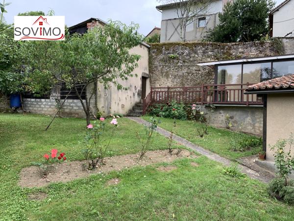 SUR LES HAUTEURS DE LA VILLE, CADRE AGRÉABLE, MAISON MÉDIÉVALE EN PIERRE AVEC GARAGE ET JARDIN