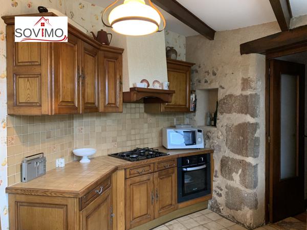 SUR LES HAUTEURS DE LA VILLE, CADRE AGRÉABLE, MAISON MÉDIÉVALE EN PIERRE AVEC GARAGE ET JARDIN