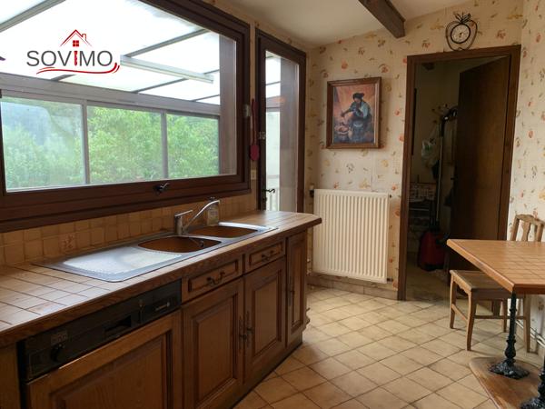 SUR LES HAUTEURS DE LA VILLE, CADRE AGRÉABLE, MAISON MÉDIÉVALE EN PIERRE AVEC GARAGE ET JARDIN