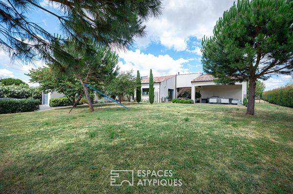 Villa de plain-pied avec piscine tournée vers la lumière