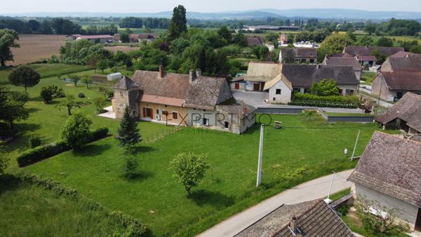 Simandre (71290) Ensemble immobilier en pierre à rénover à Simandre (71)