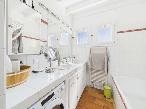 Maison rénovée d'environ 115m² hab avec dépendance sur terrain de 1976m2 , Sadirac Maison rénovée d'environ 115m² hab avec dépendance sur terrain de 1976m2 , Sadirac