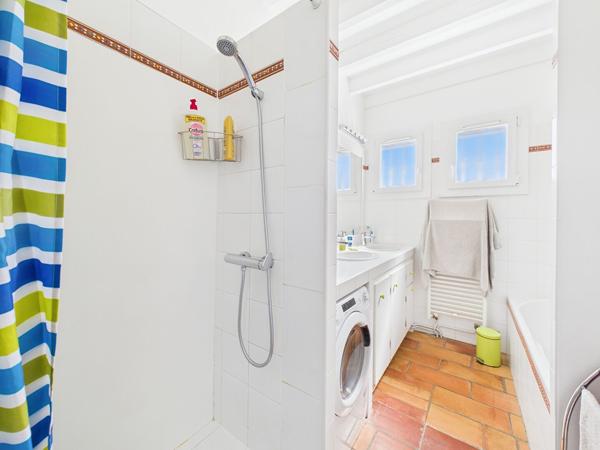 Maison rénovée d'environ 115m² hab avec dépendance sur terrain de 1976m2 , Sadirac Maison rénovée d'environ 115m² hab avec dépendance sur terrain de 1976m2 , Sadirac