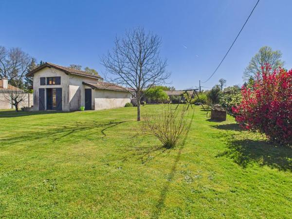 Maison rénovée d'environ 115m² hab avec dépendance sur terrain de 1976m2 , Sadirac Maison rénovée d'environ 115m² hab avec dépendance sur terrain de 1976m2 , Sadirac