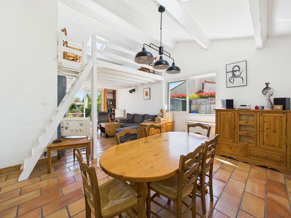 Maison rénovée d'environ 115m² hab avec dépendance sur terrain de 1976m2 , Sadirac Maison rénovée d'environ 115m² hab avec dépendance sur terrain de 1976m2 , Sadirac