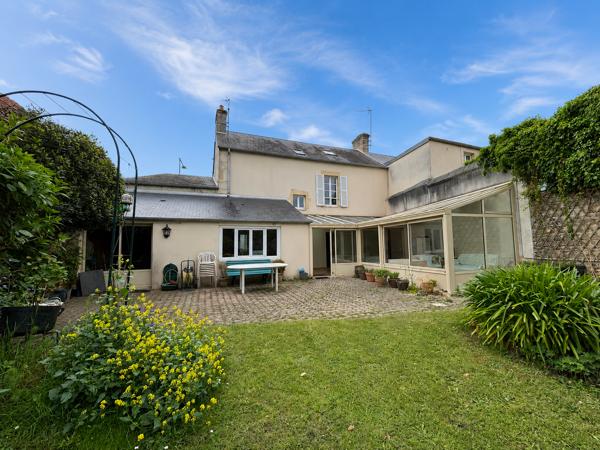 Charmante maison de ville avec garage, jardin paysagé et dépendance