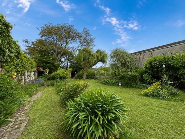 Charmante maison de ville avec garage, jardin paysagé et dépendance