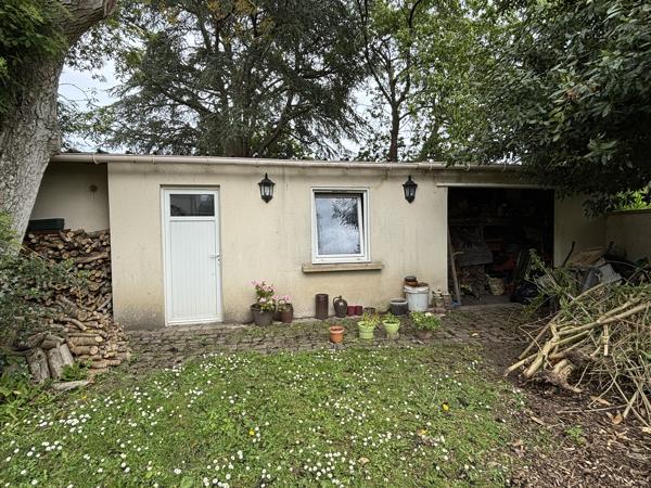 Charmante maison de ville avec garage, jardin paysagé et dépendance