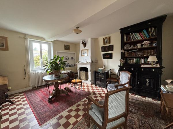 Charmante maison de ville avec garage, jardin paysagé et dépendance