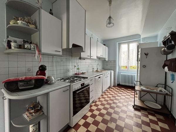 Charmante maison de ville avec garage, jardin paysagé et dépendance
