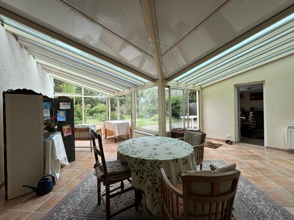 Charmante maison de ville avec garage, jardin paysagé et dépendance