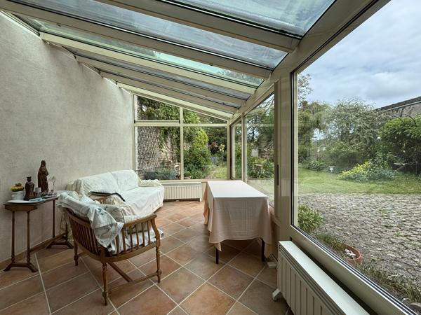 Charmante maison de ville avec garage, jardin paysagé et dépendance