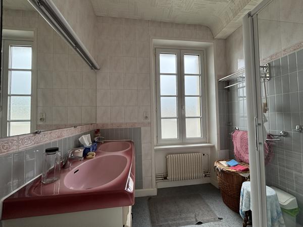 Charmante maison de ville avec garage, jardin paysagé et dépendance