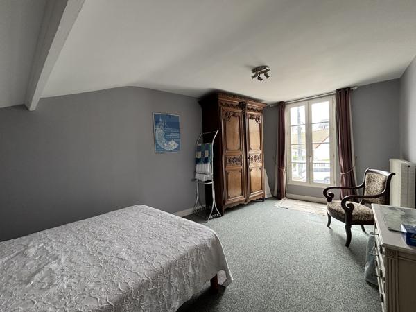 Charmante maison de ville avec garage, jardin paysagé et dépendance