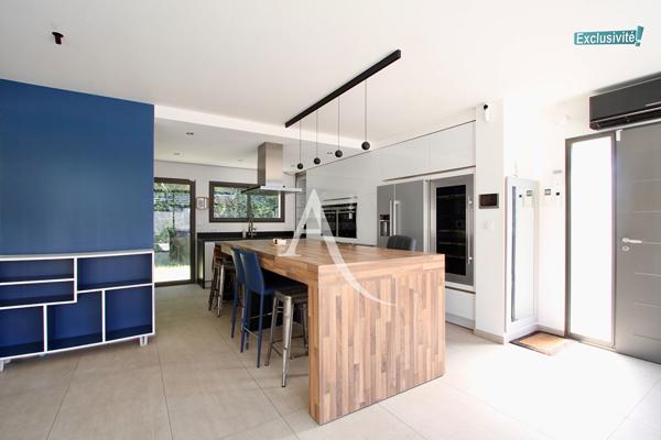 PÉROLS : RARE ! MAISON 4 FACES AVEC PISCINE - 5 PIÈCES - 105 M² - 3 CHAMBRES - JARDIN 335 M2 ENVIRON LOCATION MEUBLÉE À L'ANNÉE