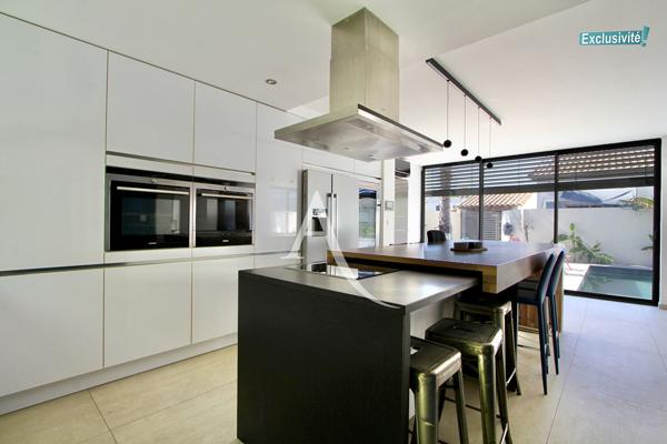 PÉROLS : RARE ! MAISON 4 FACES AVEC PISCINE - 5 PIÈCES - 105 M² - 3 CHAMBRES - JARDIN 335 M2 ENVIRON LOCATION MEUBLÉE À L'ANNÉE