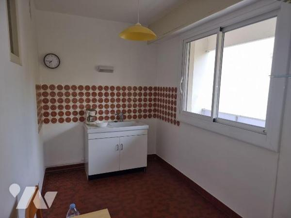 A vendre à Romorantin, un studio situé résidence du Parc, composé d'une pièce principale, une c...