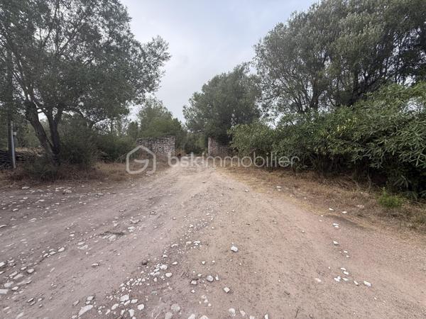 **OPPORTUNITÉ POUR INVESTISSEUR, ENTREPRENEUR OU PROFESSIONNEL DE L’IMMOBILIER**

À vendre, ensemble immobilier composé de **4 logements implantés sur un terrain d’environ 4 200 m²**, offrant un **important potentiel de valorisation** pour un acquéreur disposant de fonds propres et souhaitant réaliser un projet immobilier d’envergure.

### 🏠 UN BIEN AVEC DES REVENUS EXISTANTS

* **4 logements**sur 318M2
* **3 logements actuellement loués avec baux en cours**/ 2200 de loyers
* **Environ 4 200 m² de terrain**
* **500 000 € FAI**
* Revenus locatifs déjà en place
* Fort potentiel après rénovation et restructuration

### ⚠️ IMPORTANT : PROJET POUR INVESTISSEUR AVERTI

Le bien présente une **situation administrative particulière : les constructions ont été réalisées sans permis de construire / autorisations d’urbanisme requises**.

Cette situation devra être **étudiée et vérifiée par l’acquéreur auprès du notaire et des services d’urbanisme compétents**, notamment concernant les possibilités de régularisation et les éventuels projets futurs.

**De nombreux travaux sont également à prévoir.**

Il s'agit donc clairement d'un **projet destiné à un investisseur ou entrepreneur disposant des fonds nécessaires pour l'acquisition et les travaux**, et non d'un bien destiné à un acquéreur recherchant une résidence immédiatement habitable.

### 📈 POURQUOI CE BIEN PEUT INTÉRESSER UN INVESTISSEUR ?

**4 logements + 4 200 m² de terrain + 3 logements déjà loués = une base intéressante pour un projet de valorisation.**

L'acquéreur pourra étudier, avec les professionnels compétents, les différentes possibilités d'exploitation, de rénovation ou de valorisation du site, **sous réserve des règles d'urbanisme et des autorisations nécessaires**.

### 🎯 PROFIL RECHERCHÉ

Ce bien s'adresse particulièrement à :

✔️ Investisseur immobilier
✔️ Marchand de biens
✔️ Entrepreneur
✔️ Professionnel de l'immobilier
✔️ Investisseur patrimonial
✔️ Acquéreur disposant de **fonds propres importants**

**Un projet avec du potentiel, mais qui nécessite une vraie capacité financière, une vision à long terme et une étude sérieuse avant acquisition.**

### 💶 PRIX : 500 000 € FAI

**Vente en toute transparence concernant la situation administrative, les travaux à prévoir et les caractéristiques du bien.**

📞 **Renseignements complémentaires, dossier locatif et visites sur demande.**