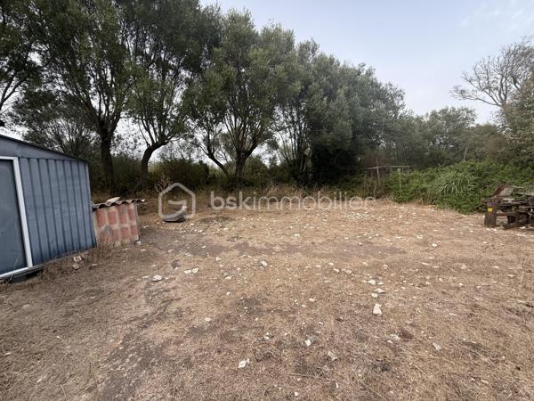 **OPPORTUNITÉ POUR INVESTISSEUR, ENTREPRENEUR OU PROFESSIONNEL DE L’IMMOBILIER**

À vendre, ensemble immobilier composé de **4 logements implantés sur un terrain d’environ 4 200 m²**, offrant un **important potentiel de valorisation** pour un acquéreur disposant de fonds propres et souhaitant réaliser un projet immobilier d’envergure.

### 🏠 UN BIEN AVEC DES REVENUS EXISTANTS

* **4 logements**sur 318M2
* **3 logements actuellement loués avec baux en cours**/ 2200 de loyers
* **Environ 4 200 m² de terrain**
* **500 000 € FAI**
* Revenus locatifs déjà en place
* Fort potentiel après rénovation et restructuration

### ⚠️ IMPORTANT : PROJET POUR INVESTISSEUR AVERTI

Le bien présente une **situation administrative particulière : les constructions ont été réalisées sans permis de construire / autorisations d’urbanisme requises**.

Cette situation devra être **étudiée et vérifiée par l’acquéreur auprès du notaire et des services d’urbanisme compétents**, notamment concernant les possibilités de régularisation et les éventuels projets futurs.

**De nombreux travaux sont également à prévoir.**

Il s'agit donc clairement d'un **projet destiné à un investisseur ou entrepreneur disposant des fonds nécessaires pour l'acquisition et les travaux**, et non d'un bien destiné à un acquéreur recherchant une résidence immédiatement habitable.

### 📈 POURQUOI CE BIEN PEUT INTÉRESSER UN INVESTISSEUR ?

**4 logements + 4 200 m² de terrain + 3 logements déjà loués = une base intéressante pour un projet de valorisation.**

L'acquéreur pourra étudier, avec les professionnels compétents, les différentes possibilités d'exploitation, de rénovation ou de valorisation du site, **sous réserve des règles d'urbanisme et des autorisations nécessaires**.

### 🎯 PROFIL RECHERCHÉ

Ce bien s'adresse particulièrement à :

✔️ Investisseur immobilier
✔️ Marchand de biens
✔️ Entrepreneur
✔️ Professionnel de l'immobilier
✔️ Investisseur patrimonial
✔️ Acquéreur disposant de **fonds propres importants**

**Un projet avec du potentiel, mais qui nécessite une vraie capacité financière, une vision à long terme et une étude sérieuse avant acquisition.**

### 💶 PRIX : 500 000 € FAI

**Vente en toute transparence concernant la situation administrative, les travaux à prévoir et les caractéristiques du bien.**

📞 **Renseignements complémentaires, dossier locatif et visites sur demande.**