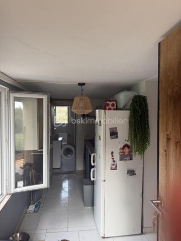 **OPPORTUNITÉ POUR INVESTISSEUR, ENTREPRENEUR OU PROFESSIONNEL DE L’IMMOBILIER**

À vendre, ensemble immobilier composé de **4 logements implantés sur un terrain d’environ 4 200 m²**, offrant un **important potentiel de valorisation** pour un acquéreur disposant de fonds propres et souhaitant réaliser un projet immobilier d’envergure.

### 🏠 UN BIEN AVEC DES REVENUS EXISTANTS

* **4 logements**sur 318M2
* **3 logements actuellement loués avec baux en cours**/ 2200 de loyers
* **Environ 4 200 m² de terrain**
* **500 000 € FAI**
* Revenus locatifs déjà en place
* Fort potentiel après rénovation et restructuration

### ⚠️ IMPORTANT : PROJET POUR INVESTISSEUR AVERTI

Le bien présente une **situation administrative particulière : les constructions ont été réalisées sans permis de construire / autorisations d’urbanisme requises**.

Cette situation devra être **étudiée et vérifiée par l’acquéreur auprès du notaire et des services d’urbanisme compétents**, notamment concernant les possibilités de régularisation et les éventuels projets futurs.

**De nombreux travaux sont également à prévoir.**

Il s'agit donc clairement d'un **projet destiné à un investisseur ou entrepreneur disposant des fonds nécessaires pour l'acquisition et les travaux**, et non d'un bien destiné à un acquéreur recherchant une résidence immédiatement habitable.

### 📈 POURQUOI CE BIEN PEUT INTÉRESSER UN INVESTISSEUR ?

**4 logements + 4 200 m² de terrain + 3 logements déjà loués = une base intéressante pour un projet de valorisation.**

L'acquéreur pourra étudier, avec les professionnels compétents, les différentes possibilités d'exploitation, de rénovation ou de valorisation du site, **sous réserve des règles d'urbanisme et des autorisations nécessaires**.

### 🎯 PROFIL RECHERCHÉ

Ce bien s'adresse particulièrement à :

✔️ Investisseur immobilier
✔️ Marchand de biens
✔️ Entrepreneur
✔️ Professionnel de l'immobilier
✔️ Investisseur patrimonial
✔️ Acquéreur disposant de **fonds propres importants**

**Un projet avec du potentiel, mais qui nécessite une vraie capacité financière, une vision à long terme et une étude sérieuse avant acquisition.**

### 💶 PRIX : 500 000 € FAI

**Vente en toute transparence concernant la situation administrative, les travaux à prévoir et les caractéristiques du bien.**

📞 **Renseignements complémentaires, dossier locatif et visites sur demande.**