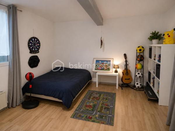 **OPPORTUNITÉ POUR INVESTISSEUR, ENTREPRENEUR OU PROFESSIONNEL DE L’IMMOBILIER**

À vendre, ensemble immobilier composé de **4 logements implantés sur un terrain d’environ 4 200 m²**, offrant un **important potentiel de valorisation** pour un acquéreur disposant de fonds propres et souhaitant réaliser un projet immobilier d’envergure.

### 🏠 UN BIEN AVEC DES REVENUS EXISTANTS

* **4 logements**sur 318M2
* **3 logements actuellement loués avec baux en cours**/ 2200 de loyers
* **Environ 4 200 m² de terrain**
* **500 000 € FAI**
* Revenus locatifs déjà en place
* Fort potentiel après rénovation et restructuration

### ⚠️ IMPORTANT : PROJET POUR INVESTISSEUR AVERTI

Le bien présente une **situation administrative particulière : les constructions ont été réalisées sans permis de construire / autorisations d’urbanisme requises**.

Cette situation devra être **étudiée et vérifiée par l’acquéreur auprès du notaire et des services d’urbanisme compétents**, notamment concernant les possibilités de régularisation et les éventuels projets futurs.

**De nombreux travaux sont également à prévoir.**

Il s'agit donc clairement d'un **projet destiné à un investisseur ou entrepreneur disposant des fonds nécessaires pour l'acquisition et les travaux**, et non d'un bien destiné à un acquéreur recherchant une résidence immédiatement habitable.

### 📈 POURQUOI CE BIEN PEUT INTÉRESSER UN INVESTISSEUR ?

**4 logements + 4 200 m² de terrain + 3 logements déjà loués = une base intéressante pour un projet de valorisation.**

L'acquéreur pourra étudier, avec les professionnels compétents, les différentes possibilités d'exploitation, de rénovation ou de valorisation du site, **sous réserve des règles d'urbanisme et des autorisations nécessaires**.

### 🎯 PROFIL RECHERCHÉ

Ce bien s'adresse particulièrement à :

✔️ Investisseur immobilier
✔️ Marchand de biens
✔️ Entrepreneur
✔️ Professionnel de l'immobilier
✔️ Investisseur patrimonial
✔️ Acquéreur disposant de **fonds propres importants**

**Un projet avec du potentiel, mais qui nécessite une vraie capacité financière, une vision à long terme et une étude sérieuse avant acquisition.**

### 💶 PRIX : 500 000 € FAI

**Vente en toute transparence concernant la situation administrative, les travaux à prévoir et les caractéristiques du bien.**

📞 **Renseignements complémentaires, dossier locatif et visites sur demande.**
