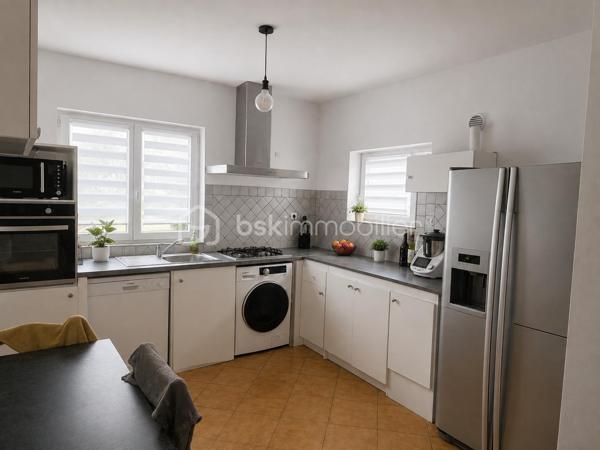 **OPPORTUNITÉ POUR INVESTISSEUR, ENTREPRENEUR OU PROFESSIONNEL DE L’IMMOBILIER**

À vendre, ensemble immobilier composé de **4 logements implantés sur un terrain d’environ 4 200 m²**, offrant un **important potentiel de valorisation** pour un acquéreur disposant de fonds propres et souhaitant réaliser un projet immobilier d’envergure.

### 🏠 UN BIEN AVEC DES REVENUS EXISTANTS

* **4 logements**sur 318M2
* **3 logements actuellement loués avec baux en cours**/ 2200 de loyers
* **Environ 4 200 m² de terrain**
* **500 000 € FAI**
* Revenus locatifs déjà en place
* Fort potentiel après rénovation et restructuration

### ⚠️ IMPORTANT : PROJET POUR INVESTISSEUR AVERTI

Le bien présente une **situation administrative particulière : les constructions ont été réalisées sans permis de construire / autorisations d’urbanisme requises**.

Cette situation devra être **étudiée et vérifiée par l’acquéreur auprès du notaire et des services d’urbanisme compétents**, notamment concernant les possibilités de régularisation et les éventuels projets futurs.

**De nombreux travaux sont également à prévoir.**

Il s'agit donc clairement d'un **projet destiné à un investisseur ou entrepreneur disposant des fonds nécessaires pour l'acquisition et les travaux**, et non d'un bien destiné à un acquéreur recherchant une résidence immédiatement habitable.

### 📈 POURQUOI CE BIEN PEUT INTÉRESSER UN INVESTISSEUR ?

**4 logements + 4 200 m² de terrain + 3 logements déjà loués = une base intéressante pour un projet de valorisation.**

L'acquéreur pourra étudier, avec les professionnels compétents, les différentes possibilités d'exploitation, de rénovation ou de valorisation du site, **sous réserve des règles d'urbanisme et des autorisations nécessaires**.

### 🎯 PROFIL RECHERCHÉ

Ce bien s'adresse particulièrement à :

✔️ Investisseur immobilier
✔️ Marchand de biens
✔️ Entrepreneur
✔️ Professionnel de l'immobilier
✔️ Investisseur patrimonial
✔️ Acquéreur disposant de **fonds propres importants**

**Un projet avec du potentiel, mais qui nécessite une vraie capacité financière, une vision à long terme et une étude sérieuse avant acquisition.**

### 💶 PRIX : 500 000 € FAI

**Vente en toute transparence concernant la situation administrative, les travaux à prévoir et les caractéristiques du bien.**

📞 **Renseignements complémentaires, dossier locatif et visites sur demande.**