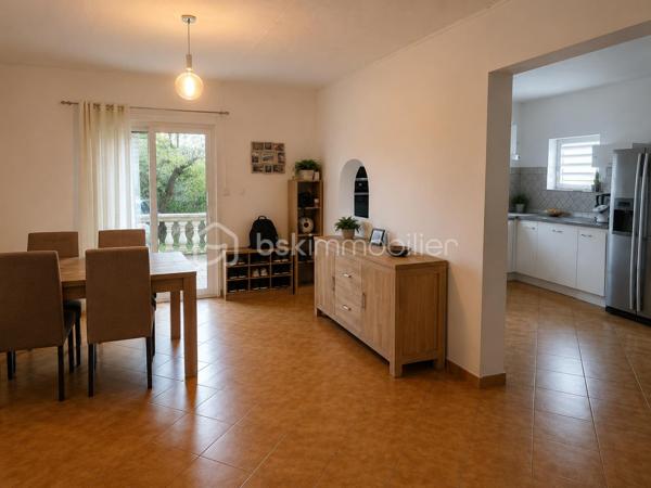 **OPPORTUNITÉ POUR INVESTISSEUR, ENTREPRENEUR OU PROFESSIONNEL DE L’IMMOBILIER**

À vendre, ensemble immobilier composé de **4 logements implantés sur un terrain d’environ 4 200 m²**, offrant un **important potentiel de valorisation** pour un acquéreur disposant de fonds propres et souhaitant réaliser un projet immobilier d’envergure.

### 🏠 UN BIEN AVEC DES REVENUS EXISTANTS

* **4 logements**sur 318M2
* **3 logements actuellement loués avec baux en cours**/ 2200 de loyers
* **Environ 4 200 m² de terrain**
* **500 000 € FAI**
* Revenus locatifs déjà en place
* Fort potentiel après rénovation et restructuration

### ⚠️ IMPORTANT : PROJET POUR INVESTISSEUR AVERTI

Le bien présente une **situation administrative particulière : les constructions ont été réalisées sans permis de construire / autorisations d’urbanisme requises**.

Cette situation devra être **étudiée et vérifiée par l’acquéreur auprès du notaire et des services d’urbanisme compétents**, notamment concernant les possibilités de régularisation et les éventuels projets futurs.

**De nombreux travaux sont également à prévoir.**

Il s'agit donc clairement d'un **projet destiné à un investisseur ou entrepreneur disposant des fonds nécessaires pour l'acquisition et les travaux**, et non d'un bien destiné à un acquéreur recherchant une résidence immédiatement habitable.

### 📈 POURQUOI CE BIEN PEUT INTÉRESSER UN INVESTISSEUR ?

**4 logements + 4 200 m² de terrain + 3 logements déjà loués = une base intéressante pour un projet de valorisation.**

L'acquéreur pourra étudier, avec les professionnels compétents, les différentes possibilités d'exploitation, de rénovation ou de valorisation du site, **sous réserve des règles d'urbanisme et des autorisations nécessaires**.

### 🎯 PROFIL RECHERCHÉ

Ce bien s'adresse particulièrement à :

✔️ Investisseur immobilier
✔️ Marchand de biens
✔️ Entrepreneur
✔️ Professionnel de l'immobilier
✔️ Investisseur patrimonial
✔️ Acquéreur disposant de **fonds propres importants**

**Un projet avec du potentiel, mais qui nécessite une vraie capacité financière, une vision à long terme et une étude sérieuse avant acquisition.**

### 💶 PRIX : 500 000 € FAI

**Vente en toute transparence concernant la situation administrative, les travaux à prévoir et les caractéristiques du bien.**

📞 **Renseignements complémentaires, dossier locatif et visites sur demande.**