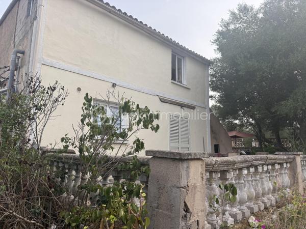 **OPPORTUNITÉ POUR INVESTISSEUR, ENTREPRENEUR OU PROFESSIONNEL DE L’IMMOBILIER**

À vendre, ensemble immobilier composé de **4 logements implantés sur un terrain d’environ 4 200 m²**, offrant un **important potentiel de valorisation** pour un acquéreur disposant de fonds propres et souhaitant réaliser un projet immobilier d’envergure.

### 🏠 UN BIEN AVEC DES REVENUS EXISTANTS

* **4 logements**sur 318M2
* **3 logements actuellement loués avec baux en cours**/ 2200 de loyers
* **Environ 4 200 m² de terrain**
* **500 000 € FAI**
* Revenus locatifs déjà en place
* Fort potentiel après rénovation et restructuration

### ⚠️ IMPORTANT : PROJET POUR INVESTISSEUR AVERTI

Le bien présente une **situation administrative particulière : les constructions ont été réalisées sans permis de construire / autorisations d’urbanisme requises**.

Cette situation devra être **étudiée et vérifiée par l’acquéreur auprès du notaire et des services d’urbanisme compétents**, notamment concernant les possibilités de régularisation et les éventuels projets futurs.

**De nombreux travaux sont également à prévoir.**

Il s'agit donc clairement d'un **projet destiné à un investisseur ou entrepreneur disposant des fonds nécessaires pour l'acquisition et les travaux**, et non d'un bien destiné à un acquéreur recherchant une résidence immédiatement habitable.

### 📈 POURQUOI CE BIEN PEUT INTÉRESSER UN INVESTISSEUR ?

**4 logements + 4 200 m² de terrain + 3 logements déjà loués = une base intéressante pour un projet de valorisation.**

L'acquéreur pourra étudier, avec les professionnels compétents, les différentes possibilités d'exploitation, de rénovation ou de valorisation du site, **sous réserve des règles d'urbanisme et des autorisations nécessaires**.

### 🎯 PROFIL RECHERCHÉ

Ce bien s'adresse particulièrement à :

✔️ Investisseur immobilier
✔️ Marchand de biens
✔️ Entrepreneur
✔️ Professionnel de l'immobilier
✔️ Investisseur patrimonial
✔️ Acquéreur disposant de **fonds propres importants**

**Un projet avec du potentiel, mais qui nécessite une vraie capacité financière, une vision à long terme et une étude sérieuse avant acquisition.**

### 💶 PRIX : 500 000 € FAI

**Vente en toute transparence concernant la situation administrative, les travaux à prévoir et les caractéristiques du bien.**

📞 **Renseignements complémentaires, dossier locatif et visites sur demande.**