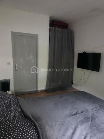 **OPPORTUNITÉ POUR INVESTISSEUR, ENTREPRENEUR OU PROFESSIONNEL DE L’IMMOBILIER**

À vendre, ensemble immobilier composé de **4 logements implantés sur un terrain d’environ 4 200 m²**, offrant un **important potentiel de valorisation** pour un acquéreur disposant de fonds propres et souhaitant réaliser un projet immobilier d’envergure.

### 🏠 UN BIEN AVEC DES REVENUS EXISTANTS

* **4 logements**sur 318M2
* **3 logements actuellement loués avec baux en cours**/ 2200 de loyers
* **Environ 4 200 m² de terrain**
* **500 000 € FAI**
* Revenus locatifs déjà en place
* Fort potentiel après rénovation et restructuration

### ⚠️ IMPORTANT : PROJET POUR INVESTISSEUR AVERTI

Le bien présente une **situation administrative particulière : les constructions ont été réalisées sans permis de construire / autorisations d’urbanisme requises**.

Cette situation devra être **étudiée et vérifiée par l’acquéreur auprès du notaire et des services d’urbanisme compétents**, notamment concernant les possibilités de régularisation et les éventuels projets futurs.

**De nombreux travaux sont également à prévoir.**

Il s'agit donc clairement d'un **projet destiné à un investisseur ou entrepreneur disposant des fonds nécessaires pour l'acquisition et les travaux**, et non d'un bien destiné à un acquéreur recherchant une résidence immédiatement habitable.

### 📈 POURQUOI CE BIEN PEUT INTÉRESSER UN INVESTISSEUR ?

**4 logements + 4 200 m² de terrain + 3 logements déjà loués = une base intéressante pour un projet de valorisation.**

L'acquéreur pourra étudier, avec les professionnels compétents, les différentes possibilités d'exploitation, de rénovation ou de valorisation du site, **sous réserve des règles d'urbanisme et des autorisations nécessaires**.

### 🎯 PROFIL RECHERCHÉ

Ce bien s'adresse particulièrement à :

✔️ Investisseur immobilier
✔️ Marchand de biens
✔️ Entrepreneur
✔️ Professionnel de l'immobilier
✔️ Investisseur patrimonial
✔️ Acquéreur disposant de **fonds propres importants**

**Un projet avec du potentiel, mais qui nécessite une vraie capacité financière, une vision à long terme et une étude sérieuse avant acquisition.**

### 💶 PRIX : 500 000 € FAI

**Vente en toute transparence concernant la situation administrative, les travaux à prévoir et les caractéristiques du bien.**

📞 **Renseignements complémentaires, dossier locatif et visites sur demande.**