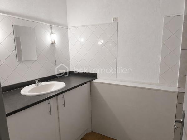 **OPPORTUNITÉ POUR INVESTISSEUR, ENTREPRENEUR OU PROFESSIONNEL DE L’IMMOBILIER**

À vendre, ensemble immobilier composé de **4 logements implantés sur un terrain d’environ 4 200 m²**, offrant un **important potentiel de valorisation** pour un acquéreur disposant de fonds propres et souhaitant réaliser un projet immobilier d’envergure.

### 🏠 UN BIEN AVEC DES REVENUS EXISTANTS

* **4 logements**sur 318M2
* **3 logements actuellement loués avec baux en cours**/ 2200 de loyers
* **Environ 4 200 m² de terrain**
* **500 000 € FAI**
* Revenus locatifs déjà en place
* Fort potentiel après rénovation et restructuration

### ⚠️ IMPORTANT : PROJET POUR INVESTISSEUR AVERTI

Le bien présente une **situation administrative particulière : les constructions ont été réalisées sans permis de construire / autorisations d’urbanisme requises**.

Cette situation devra être **étudiée et vérifiée par l’acquéreur auprès du notaire et des services d’urbanisme compétents**, notamment concernant les possibilités de régularisation et les éventuels projets futurs.

**De nombreux travaux sont également à prévoir.**

Il s'agit donc clairement d'un **projet destiné à un investisseur ou entrepreneur disposant des fonds nécessaires pour l'acquisition et les travaux**, et non d'un bien destiné à un acquéreur recherchant une résidence immédiatement habitable.

### 📈 POURQUOI CE BIEN PEUT INTÉRESSER UN INVESTISSEUR ?

**4 logements + 4 200 m² de terrain + 3 logements déjà loués = une base intéressante pour un projet de valorisation.**

L'acquéreur pourra étudier, avec les professionnels compétents, les différentes possibilités d'exploitation, de rénovation ou de valorisation du site, **sous réserve des règles d'urbanisme et des autorisations nécessaires**.

### 🎯 PROFIL RECHERCHÉ

Ce bien s'adresse particulièrement à :

✔️ Investisseur immobilier
✔️ Marchand de biens
✔️ Entrepreneur
✔️ Professionnel de l'immobilier
✔️ Investisseur patrimonial
✔️ Acquéreur disposant de **fonds propres importants**

**Un projet avec du potentiel, mais qui nécessite une vraie capacité financière, une vision à long terme et une étude sérieuse avant acquisition.**

### 💶 PRIX : 500 000 € FAI

**Vente en toute transparence concernant la situation administrative, les travaux à prévoir et les caractéristiques du bien.**

📞 **Renseignements complémentaires, dossier locatif et visites sur demande.**