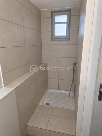 **OPPORTUNITÉ POUR INVESTISSEUR, ENTREPRENEUR OU PROFESSIONNEL DE L’IMMOBILIER**

À vendre, ensemble immobilier composé de **4 logements implantés sur un terrain d’environ 4 200 m²**, offrant un **important potentiel de valorisation** pour un acquéreur disposant de fonds propres et souhaitant réaliser un projet immobilier d’envergure.

### 🏠 UN BIEN AVEC DES REVENUS EXISTANTS

* **4 logements**sur 318M2
* **3 logements actuellement loués avec baux en cours**/ 2200 de loyers
* **Environ 4 200 m² de terrain**
* **500 000 € FAI**
* Revenus locatifs déjà en place
* Fort potentiel après rénovation et restructuration

### ⚠️ IMPORTANT : PROJET POUR INVESTISSEUR AVERTI

Le bien présente une **situation administrative particulière : les constructions ont été réalisées sans permis de construire / autorisations d’urbanisme requises**.

Cette situation devra être **étudiée et vérifiée par l’acquéreur auprès du notaire et des services d’urbanisme compétents**, notamment concernant les possibilités de régularisation et les éventuels projets futurs.

**De nombreux travaux sont également à prévoir.**

Il s'agit donc clairement d'un **projet destiné à un investisseur ou entrepreneur disposant des fonds nécessaires pour l'acquisition et les travaux**, et non d'un bien destiné à un acquéreur recherchant une résidence immédiatement habitable.

### 📈 POURQUOI CE BIEN PEUT INTÉRESSER UN INVESTISSEUR ?

**4 logements + 4 200 m² de terrain + 3 logements déjà loués = une base intéressante pour un projet de valorisation.**

L'acquéreur pourra étudier, avec les professionnels compétents, les différentes possibilités d'exploitation, de rénovation ou de valorisation du site, **sous réserve des règles d'urbanisme et des autorisations nécessaires**.

### 🎯 PROFIL RECHERCHÉ

Ce bien s'adresse particulièrement à :

✔️ Investisseur immobilier
✔️ Marchand de biens
✔️ Entrepreneur
✔️ Professionnel de l'immobilier
✔️ Investisseur patrimonial
✔️ Acquéreur disposant de **fonds propres importants**

**Un projet avec du potentiel, mais qui nécessite une vraie capacité financière, une vision à long terme et une étude sérieuse avant acquisition.**

### 💶 PRIX : 500 000 € FAI

**Vente en toute transparence concernant la situation administrative, les travaux à prévoir et les caractéristiques du bien.**

📞 **Renseignements complémentaires, dossier locatif et visites sur demande.**