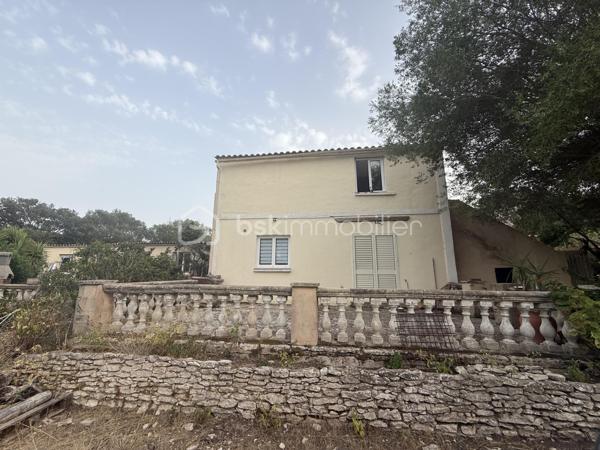 **OPPORTUNITÉ POUR INVESTISSEUR, ENTREPRENEUR OU PROFESSIONNEL DE L’IMMOBILIER**

À vendre, ensemble immobilier composé de **4 logements implantés sur un terrain d’environ 4 200 m²**, offrant un **important potentiel de valorisation** pour un acquéreur disposant de fonds propres et souhaitant réaliser un projet immobilier d’envergure.

### 🏠 UN BIEN AVEC DES REVENUS EXISTANTS

* **4 logements**sur 318M2
* **3 logements actuellement loués avec baux en cours**/ 2200 de loyers
* **Environ 4 200 m² de terrain**
* **500 000 € FAI**
* Revenus locatifs déjà en place
* Fort potentiel après rénovation et restructuration

### ⚠️ IMPORTANT : PROJET POUR INVESTISSEUR AVERTI

Le bien présente une **situation administrative particulière : les constructions ont été réalisées sans permis de construire / autorisations d’urbanisme requises**.

Cette situation devra être **étudiée et vérifiée par l’acquéreur auprès du notaire et des services d’urbanisme compétents**, notamment concernant les possibilités de régularisation et les éventuels projets futurs.

**De nombreux travaux sont également à prévoir.**

Il s'agit donc clairement d'un **projet destiné à un investisseur ou entrepreneur disposant des fonds nécessaires pour l'acquisition et les travaux**, et non d'un bien destiné à un acquéreur recherchant une résidence immédiatement habitable.

### 📈 POURQUOI CE BIEN PEUT INTÉRESSER UN INVESTISSEUR ?

**4 logements + 4 200 m² de terrain + 3 logements déjà loués = une base intéressante pour un projet de valorisation.**

L'acquéreur pourra étudier, avec les professionnels compétents, les différentes possibilités d'exploitation, de rénovation ou de valorisation du site, **sous réserve des règles d'urbanisme et des autorisations nécessaires**.

### 🎯 PROFIL RECHERCHÉ

Ce bien s'adresse particulièrement à :

✔️ Investisseur immobilier
✔️ Marchand de biens
✔️ Entrepreneur
✔️ Professionnel de l'immobilier
✔️ Investisseur patrimonial
✔️ Acquéreur disposant de **fonds propres importants**

**Un projet avec du potentiel, mais qui nécessite une vraie capacité financière, une vision à long terme et une étude sérieuse avant acquisition.**

### 💶 PRIX : 500 000 € FAI

**Vente en toute transparence concernant la situation administrative, les travaux à prévoir et les caractéristiques du bien.**

📞 **Renseignements complémentaires, dossier locatif et visites sur demande.**