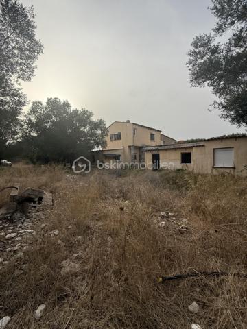 **OPPORTUNITÉ POUR INVESTISSEUR, ENTREPRENEUR OU PROFESSIONNEL DE L’IMMOBILIER**

À vendre, ensemble immobilier composé de **4 logements implantés sur un terrain d’environ 4 200 m²**, offrant un **important potentiel de valorisation** pour un acquéreur disposant de fonds propres et souhaitant réaliser un projet immobilier d’envergure.

### 🏠 UN BIEN AVEC DES REVENUS EXISTANTS

* **4 logements**sur 318M2
* **3 logements actuellement loués avec baux en cours**/ 2200 de loyers
* **Environ 4 200 m² de terrain**
* **500 000 € FAI**
* Revenus locatifs déjà en place
* Fort potentiel après rénovation et restructuration

### ⚠️ IMPORTANT : PROJET POUR INVESTISSEUR AVERTI

Le bien présente une **situation administrative particulière : les constructions ont été réalisées sans permis de construire / autorisations d’urbanisme requises**.

Cette situation devra être **étudiée et vérifiée par l’acquéreur auprès du notaire et des services d’urbanisme compétents**, notamment concernant les possibilités de régularisation et les éventuels projets futurs.

**De nombreux travaux sont également à prévoir.**

Il s'agit donc clairement d'un **projet destiné à un investisseur ou entrepreneur disposant des fonds nécessaires pour l'acquisition et les travaux**, et non d'un bien destiné à un acquéreur recherchant une résidence immédiatement habitable.

### 📈 POURQUOI CE BIEN PEUT INTÉRESSER UN INVESTISSEUR ?

**4 logements + 4 200 m² de terrain + 3 logements déjà loués = une base intéressante pour un projet de valorisation.**

L'acquéreur pourra étudier, avec les professionnels compétents, les différentes possibilités d'exploitation, de rénovation ou de valorisation du site, **sous réserve des règles d'urbanisme et des autorisations nécessaires**.

### 🎯 PROFIL RECHERCHÉ

Ce bien s'adresse particulièrement à :

✔️ Investisseur immobilier
✔️ Marchand de biens
✔️ Entrepreneur
✔️ Professionnel de l'immobilier
✔️ Investisseur patrimonial
✔️ Acquéreur disposant de **fonds propres importants**

**Un projet avec du potentiel, mais qui nécessite une vraie capacité financière, une vision à long terme et une étude sérieuse avant acquisition.**

### 💶 PRIX : 500 000 € FAI

**Vente en toute transparence concernant la situation administrative, les travaux à prévoir et les caractéristiques du bien.**

📞 **Renseignements complémentaires, dossier locatif et visites sur demande.**