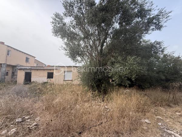 **OPPORTUNITÉ POUR INVESTISSEUR, ENTREPRENEUR OU PROFESSIONNEL DE L’IMMOBILIER**

À vendre, ensemble immobilier composé de **4 logements implantés sur un terrain d’environ 4 200 m²**, offrant un **important potentiel de valorisation** pour un acquéreur disposant de fonds propres et souhaitant réaliser un projet immobilier d’envergure.

### 🏠 UN BIEN AVEC DES REVENUS EXISTANTS

* **4 logements**sur 318M2
* **3 logements actuellement loués avec baux en cours**/ 2200 de loyers
* **Environ 4 200 m² de terrain**
* **500 000 € FAI**
* Revenus locatifs déjà en place
* Fort potentiel après rénovation et restructuration

### ⚠️ IMPORTANT : PROJET POUR INVESTISSEUR AVERTI

Le bien présente une **situation administrative particulière : les constructions ont été réalisées sans permis de construire / autorisations d’urbanisme requises**.

Cette situation devra être **étudiée et vérifiée par l’acquéreur auprès du notaire et des services d’urbanisme compétents**, notamment concernant les possibilités de régularisation et les éventuels projets futurs.

**De nombreux travaux sont également à prévoir.**

Il s'agit donc clairement d'un **projet destiné à un investisseur ou entrepreneur disposant des fonds nécessaires pour l'acquisition et les travaux**, et non d'un bien destiné à un acquéreur recherchant une résidence immédiatement habitable.

### 📈 POURQUOI CE BIEN PEUT INTÉRESSER UN INVESTISSEUR ?

**4 logements + 4 200 m² de terrain + 3 logements déjà loués = une base intéressante pour un projet de valorisation.**

L'acquéreur pourra étudier, avec les professionnels compétents, les différentes possibilités d'exploitation, de rénovation ou de valorisation du site, **sous réserve des règles d'urbanisme et des autorisations nécessaires**.

### 🎯 PROFIL RECHERCHÉ

Ce bien s'adresse particulièrement à :

✔️ Investisseur immobilier
✔️ Marchand de biens
✔️ Entrepreneur
✔️ Professionnel de l'immobilier
✔️ Investisseur patrimonial
✔️ Acquéreur disposant de **fonds propres importants**

**Un projet avec du potentiel, mais qui nécessite une vraie capacité financière, une vision à long terme et une étude sérieuse avant acquisition.**

### 💶 PRIX : 500 000 € FAI

**Vente en toute transparence concernant la situation administrative, les travaux à prévoir et les caractéristiques du bien.**

📞 **Renseignements complémentaires, dossier locatif et visites sur demande.**