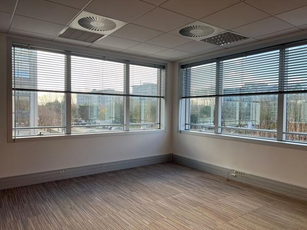 Bureaux à louer divisibles Paris Nord 2 proche RER B et bornes de recharge