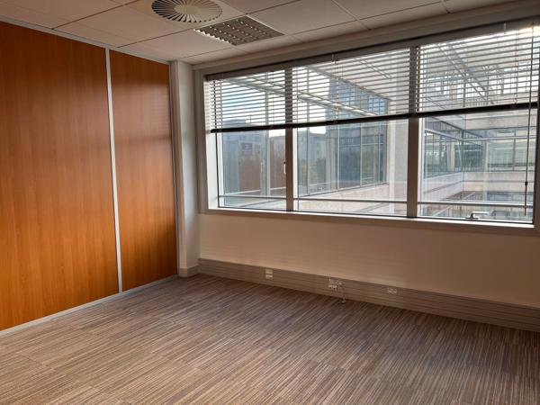 Bureaux à louer divisibles Paris Nord 2 proche RER B et bornes de recharge