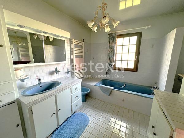 Belle maison familiale 5 chambres, terrain et dépendance, située à GIEVRES (LOIR ET CHER) proche commerces.