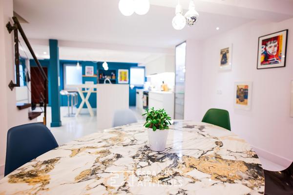 Maison entièrement rénovée avec patio et double garage en hypercentre