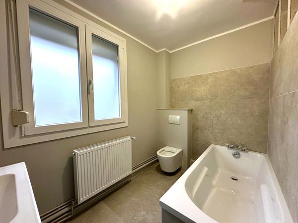 Lambersart Proximité Bourg, très jolie maison semi individuelle de 110 m2 entièrement rénovée, 4 chambres, salle de bains, Sdd, jardin et garage en box Lambersart Lambersart Proximité Bourg, très jolie maison semi individuelle de 110 m2 entièrement rénovée, 4 chambres, salle de bains, Sdd, jardin et garage en box Lambersart