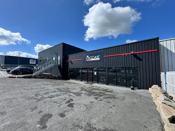 Local commercial de 686 m² avec bureaux et atelier en excellent état - Libre de tout occupant - Emplacement stratégique à Saint-Lô