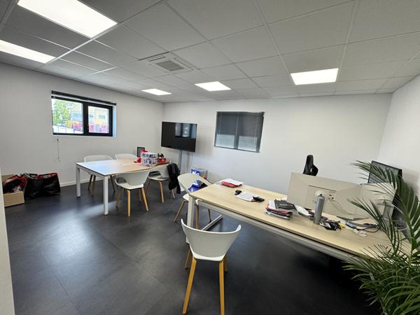 Local commercial de 686 m² avec bureaux et atelier en excellent état - Libre de tout occupant - Emplacement stratégique à Saint-Lô