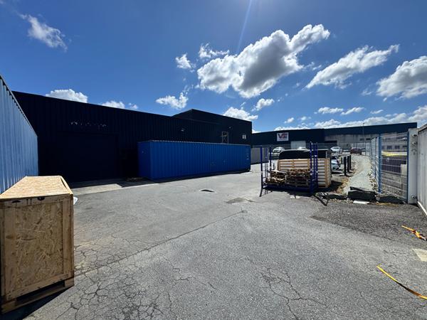 Local commercial de 686 m² avec bureaux et atelier en excellent état - Libre de tout occupant - Emplacement stratégique à Saint-Lô